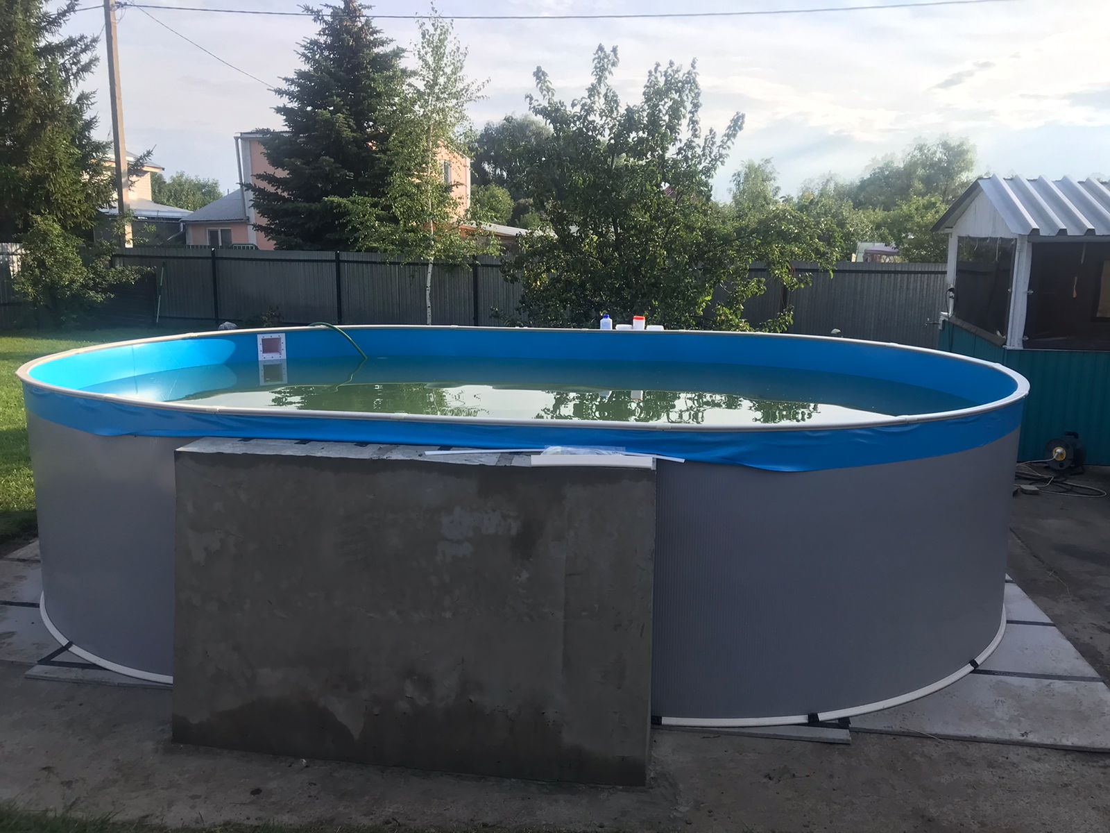 Лукас Конгдон бассейны